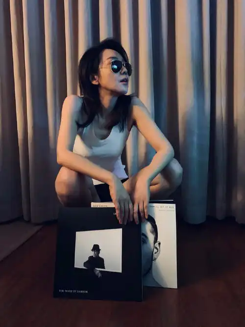 48岁闫妮装嫩失败,脸部僵硬眼肿一条缝,与43岁赵薇同框差距太大
