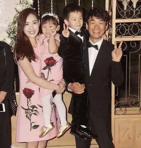 马蓉懒理王宝强结婚传闻,面带笑容出镜,涂大红色口红少女感满满
