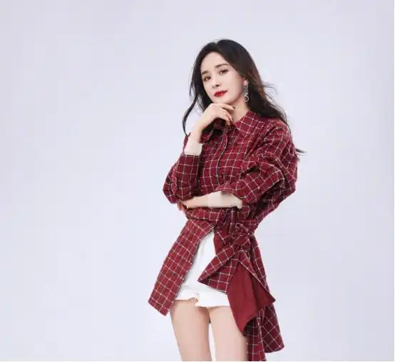 36岁杨幂生图曝光面部松垮法令纹深,硬凹造型被嘲普信女
