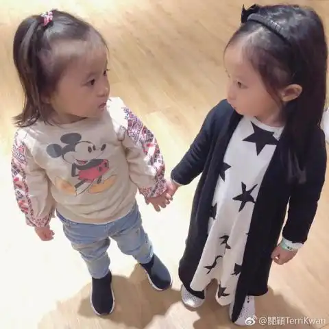 关颖女儿与贾静雯女儿咘咘合影,俩小朋友超尴尬,颜值差别也挺大
