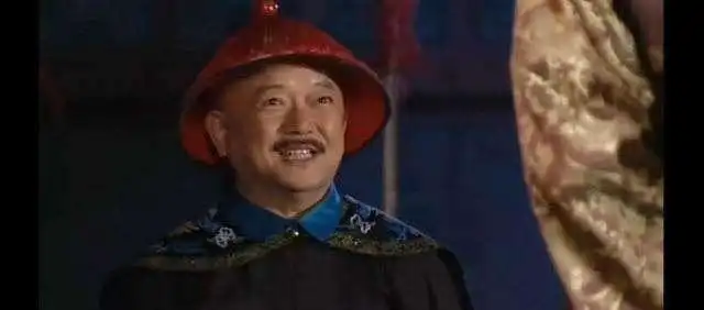 此人上朝故意晚到,还把官服反着穿,和珅看了后吓得连忙跪地求饶
