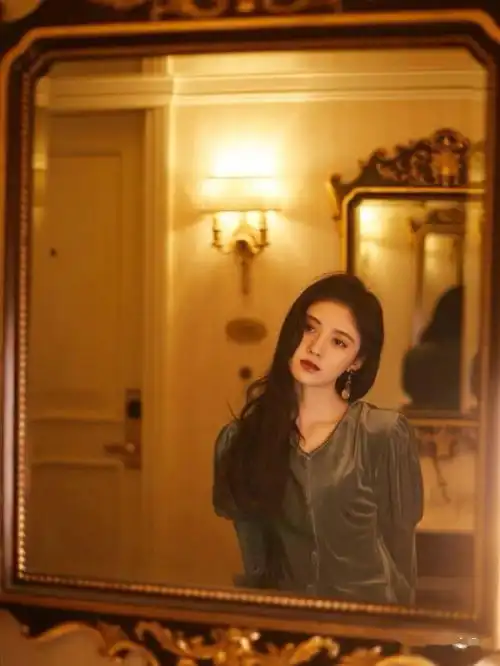 不得不说鞠婧祎的包装团队审美非常在线,把小清新变成氛围美女
