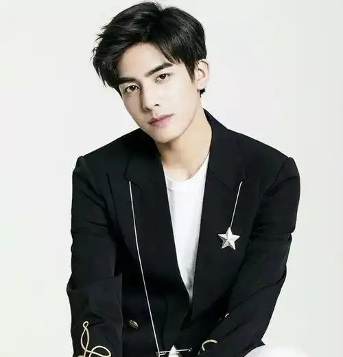 高出镜率什么发型适合00后小男生呢
