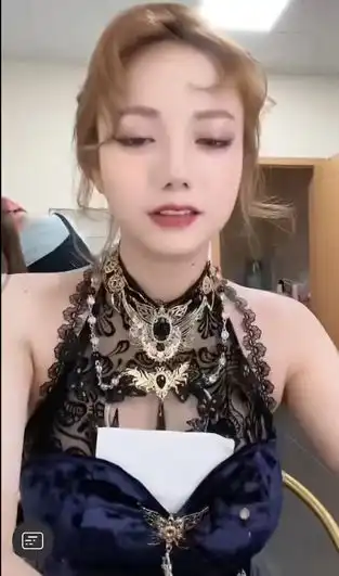 美女主播洛丽塔意外走光深v镂空性感礼服裸露酥胸照片被疯传
