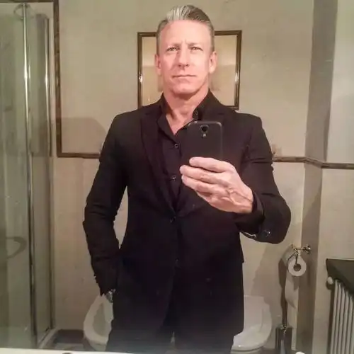 50岁老爹被儿子拉去健身后,颜值和肌肉比儿子还帅
