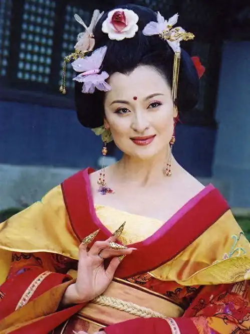 因太美被亲妈扮丑,嫁二婚富豪当后妈,55岁的王璐瑶现状如何
