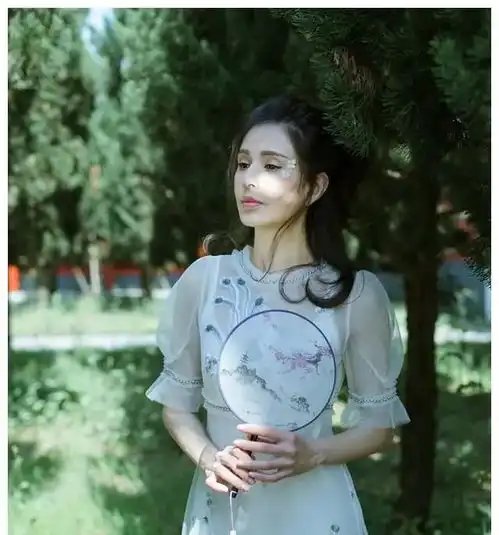 姑姑李若彤微博发美照依旧仙气飘飘,身材纤细还有马甲线
