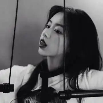 2021年最火的霸气黑白女生头像
