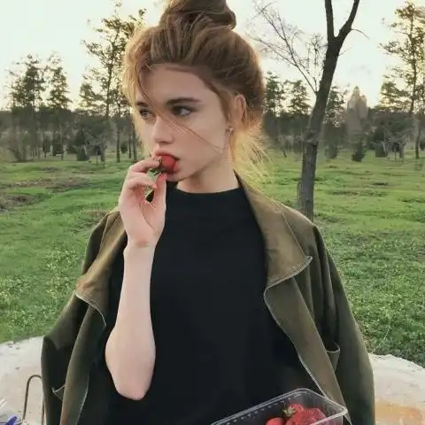 简单气质森系女生头像
