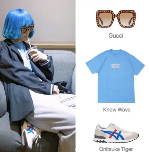 李宇夏一身都是大牌,染一头蓝发像非主流,西装上扯个洞更看不懂
