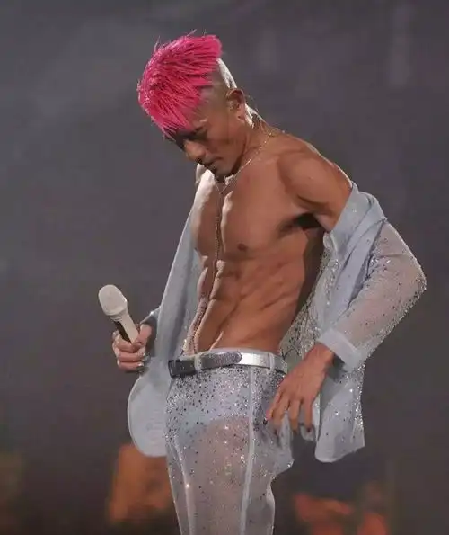 54岁染发天王气哭2亿秃头男女,郭富城发量不输90后
