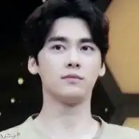 侧中分发型男生头像微信头像图片大全
