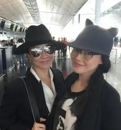 刘嘉玲晒晨跑合照,相比于她的好气色,65岁周润发老到肋骨突出
