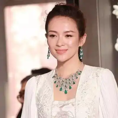 章子怡的脸黄金比例脸,怎么拍都好看,怎么拍都上镜
