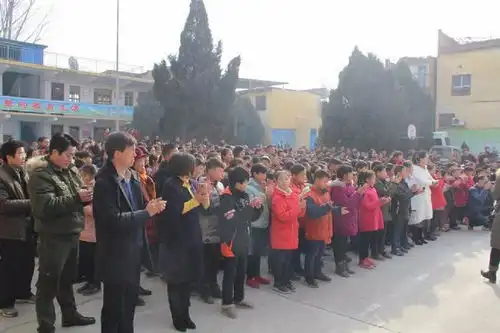 献拳拳爱心过暖暖新年河南省洛阳监狱洛阳市老城区向我县捐赠学生衣服
