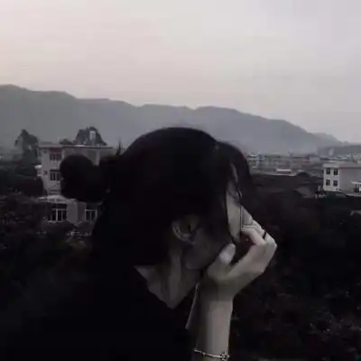 超丧女头像模糊朦胧不清压抑颓废头像女
