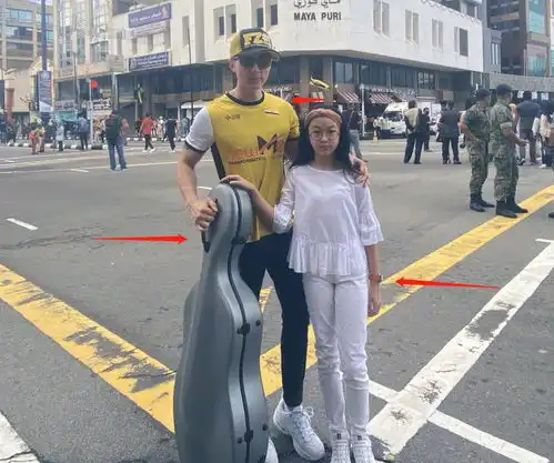 neinei在文莱国王面前演奏大提琴,大长腿不输爸爸,真女大十八变
