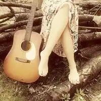 求弹吉他的女孩唯美图片
