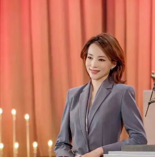 董卿重回央视一姐席位穿大衣罕见霸气,撞衫陈数更略胜一筹
