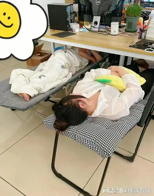 目测,一个社恐一个社牛...
