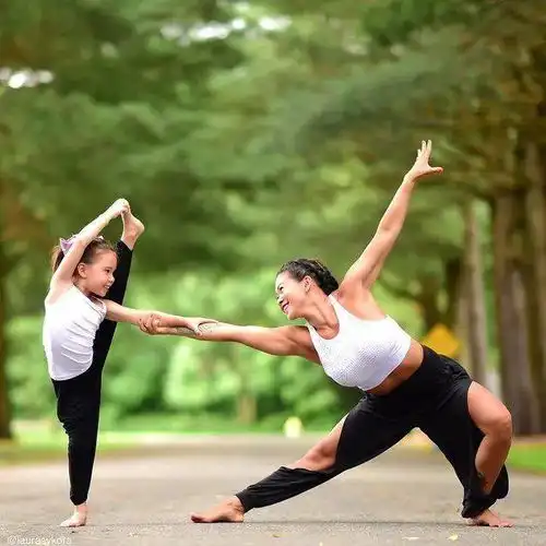 最美瑜伽母女,又来骗你生小孩啦
