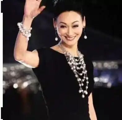 她3岁坐牢12岁当舞女,获三次影后,57岁被任达华打成重伤
