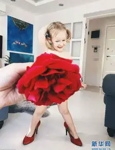 辣妈用蔬果鲜花给女儿当裙子爆红网络
