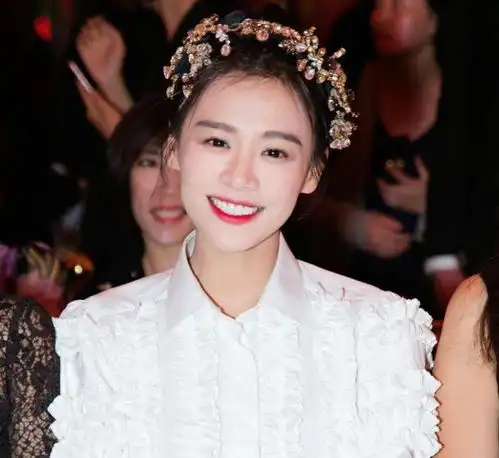 马思纯新恋情疑似曝光,与长发男子十指相扣且过夜,网友吐槽眼光太差
