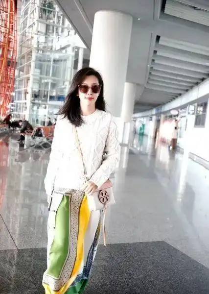 李冰冰真狠穿汗衫配牛仔裤不修边幅,但扎起丸子头却意外好看
