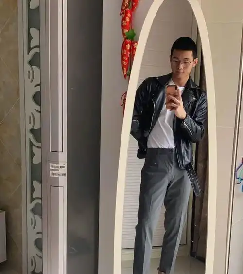 组图白净帅气的纹身小奶狗,179的身高,却有着男模般的身材
