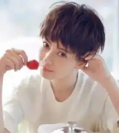 清爽齐耳短发轻松展现小脸
