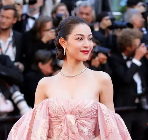 戛纳电影节成照妖镜,蹭咖位无修图,明星的里子面子全照出来了
