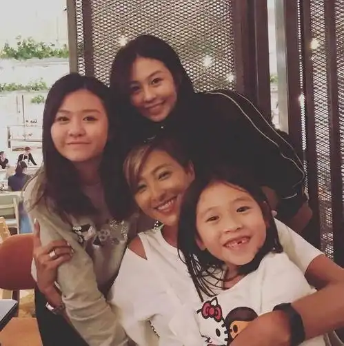 林青霞女儿和邱淑贞女儿对比,网友都是盛世美颜的后代差别好大
