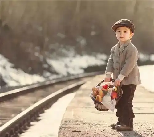 有智慧的父母,从不当着孩子面做这4件事
