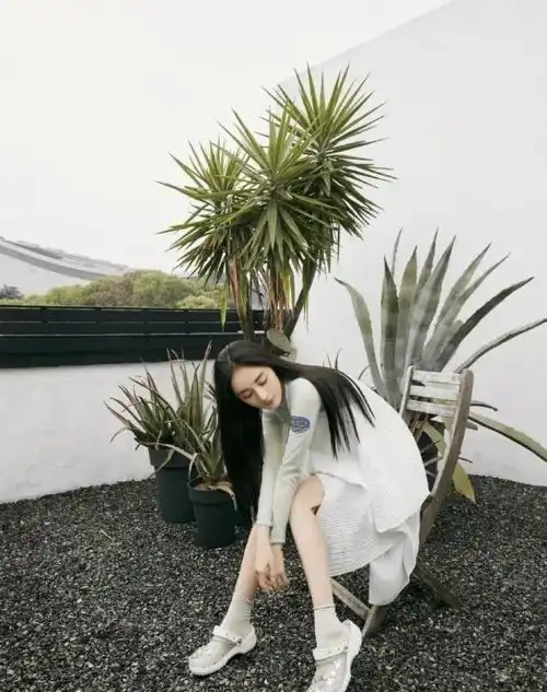 杨幂薄荷绿色薄纱上衣搭配白色吊带裙,变身小清新仙女,活力四射
