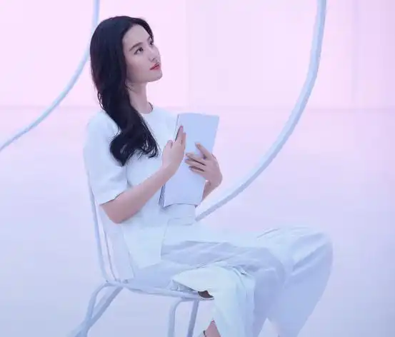 刘亦菲有仙女范,没想到穿起居家服装,也有慵懒时尚风
