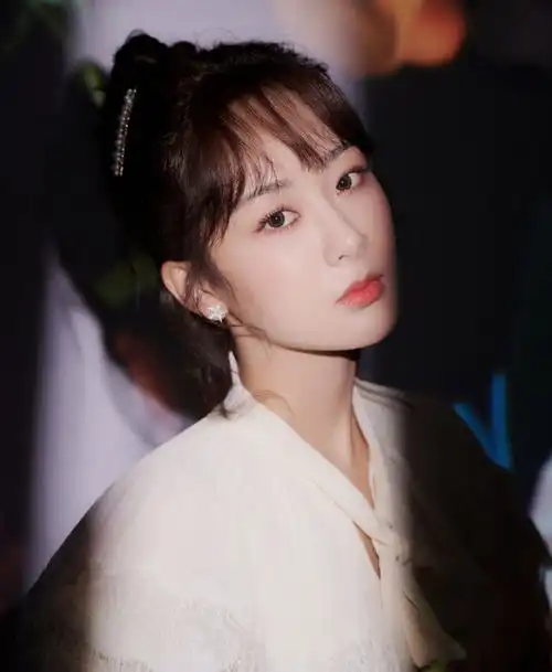 杨紫编辑微博又现秒删神操作直接复制别人内容,连文案二字都没去掉
