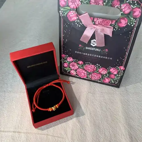 周六福足金红绳手串,助你聚气招财,时来运转
