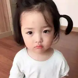 图中小女孩是权律二吗
