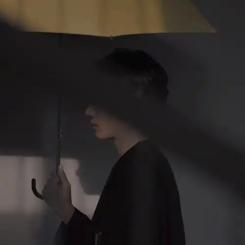 男生头像揪心的玩笑和漫长的白日梦,失眠的夜与难以忘怀的事
