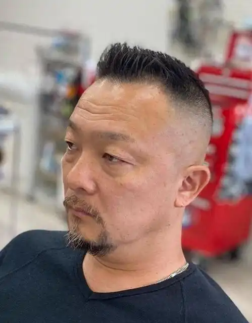 五六十岁男人不建议留这3种发型,听着洋气,实际显老油腻
