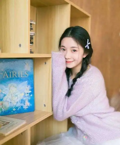 连上张艺谋两部电影,首位00后谋女郎长这样
