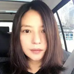 40岁赵薇晒素颜照浓眉大眼美丽依旧冻龄似少女
