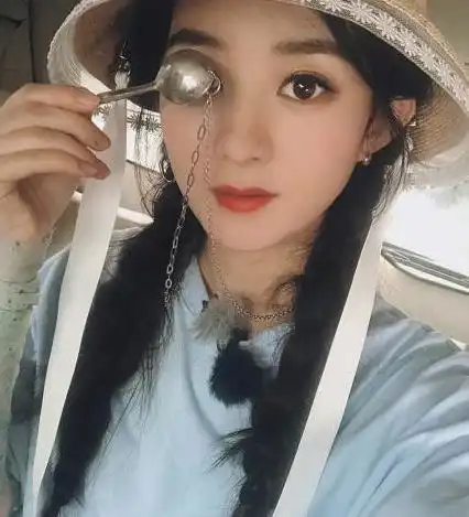 43岁冯绍峰近照曝光穿运动装暴瘦没精气神,赵丽颖却跟少女没差
