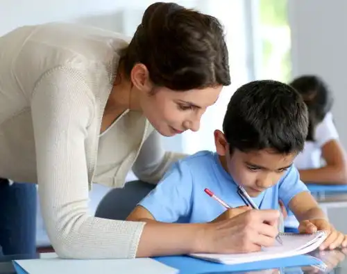 女老师穿着太漂亮,家长群中声讨让其多穿点,老师有人喜欢
