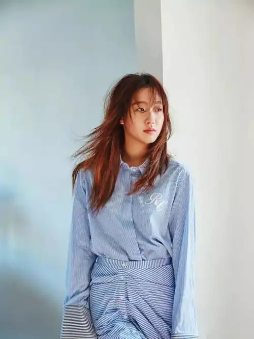 秋天最火最时髦的衬衫就是它像她们这样穿就对了
