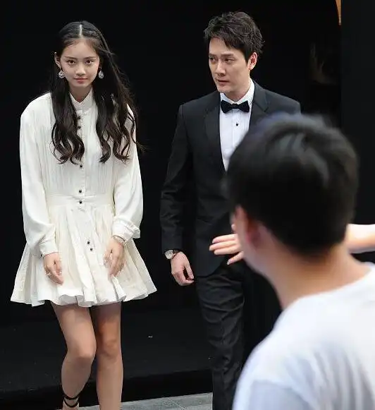 冯绍峰与美女模特同毯保持距离,网友调侃赵丽颖教的吧

