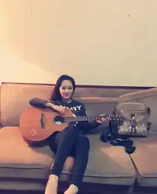 杨紫赤脚弹吉他网友年轻就是任性
