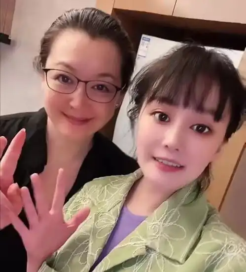 赵本山女儿素颜出镜,状态堪忧疑未婚先孕曾官宣恋情甜蜜双人游

