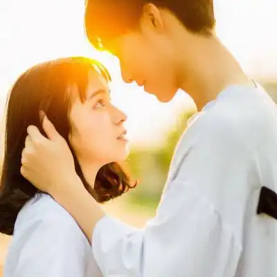 2018qq个性情侣头像亲吻暧昧学生图片你的全世界必须只有我
